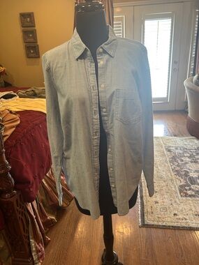 Light Wash Denim Button-Up ShirtJ Crew Chambray Medium nwt